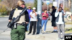2일 총기 난사 사건이 발생한 미국 서부 캘리포니아 주 샌버나디노의 카운티 건물에 중무장한 경찰이 출동해있다. (자료사진)