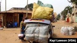 Un taxi chargé de bouteilles en direction d’un marché périphérique. Lomé, 22 janvier 2021.
