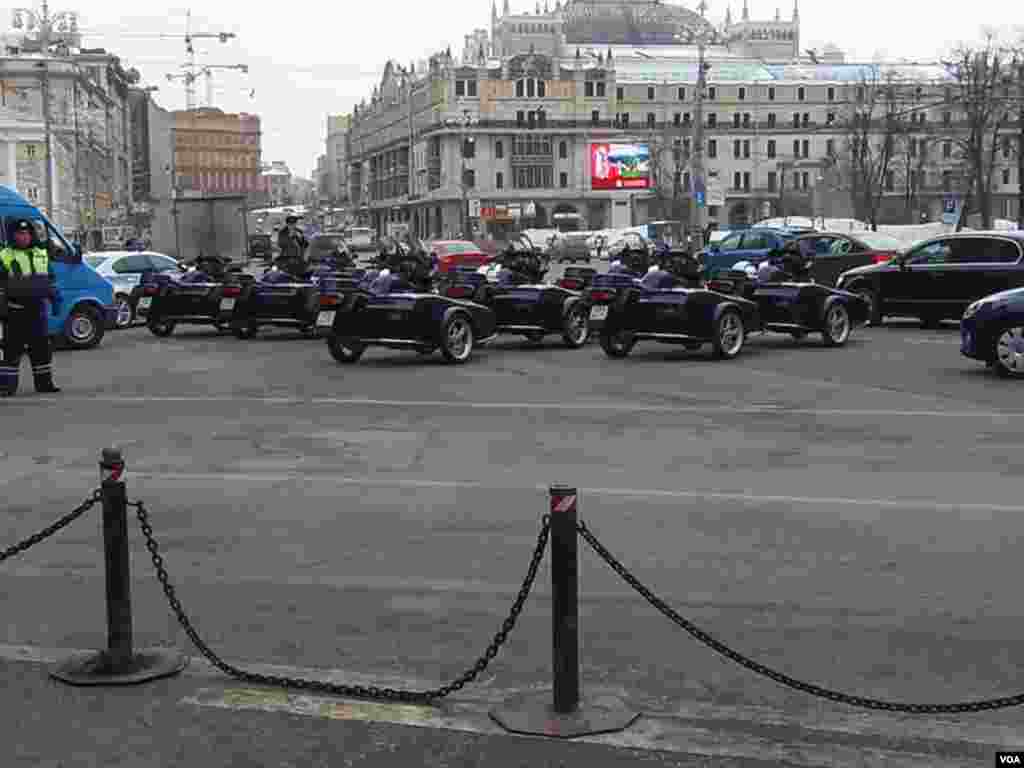 护送习近平的摩托车队。