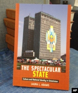 "Maftunkor davlat" nomli kitob O'zbekistonda madaniyat va milliy o'zlik tushunchalarini tahlil qiladi