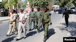 Polisi Somalia tiba di Hotel Central menyusul serangan bunuh diri di Mogadishu (20/2). (Reuters/Feisal Omar)