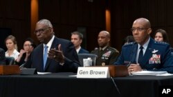 Menteri Pertahanan AS Lloyd Austin dan Ketua Gabungan Kepala Staf Jenderal CQ Brown Jr. memberikan keterangan di gedung kongres AS Capitol Hill hari Selasa (9/4). 