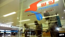 지난달 10일 북한 평양 국제공항에서 방역 작업이 진행되고 있다.