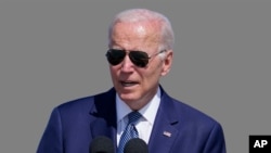 以总统身份第一次访问中东的拜登在到达以色列特拉维夫的本古里安机场欢迎仪式上发表讲话。（美联社2022年7月14日照片）