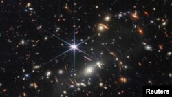 Gugus galaksi SMACS 0723 terlihat penuh warna, dirilis oleh NASA 11 Juli 2022, menggunakan teleskop antariksa Webb. (NASA, ESA, CSA, STScI, Tim Produksi Webb ERO/Handout via REUTERS)