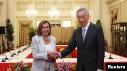 Ketua DPR AS Nancy Pelosi menjabat tangan Perdana Menteri Singapura Lee Hsien Loong dalam kunjungannya ke Singapura pada 1 Agustus 2022. (Foto: Mohd Fyrol Official Photographer/Ministry of Communications and Information/Handout via Reuters)