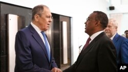 የሩሲያው የውጪ ጉዳይ ሚኒስትር ሰርጌይ ላቭሮቭ፣ ከኢትዮጵያው ምክትል ጠቅላይ ሚኒስትር እና የውጪ ጉዳይ ሚኒስትር ደመቀ መኮንን ጋራ 