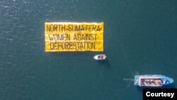 Sejumlah aktivis perempuan melakukan kampanye terkait perlindungan hak masyarakat adat dan menolak deforestasi di kawasan Danau Toba, Sumatra Utara. Rabu 20 Juli 2022. (Courtesy: Greenpeace Indonesia)