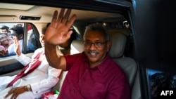 (FILES) Dalam file foto yang diambil pada 17 November 2019, Presiden terpilih Sri Lanka Gotabaya Rajapaksa melambaikan tangannya kepada para pendukungnya saat meninggalkan kantor komisi pemilihan di Kolombo.(Ishara S. KODIKARA / AFP)