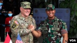 Jenderal Andhika Perkasa dan General Mark A. Milley bertemu untuk membahas kerjasama militer antara Amerika Serikat dan Indonesia serta membahas kesiapan "Super Garuda Shield 2022" pada Agustus mendatang. (Foto: VOA/Indra Yoga)