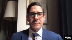 Владеење на правото, одговорна и транспарентна влада, организирање фер и слободни избори би биле посакувани компоненти од една демократска земја. Тоа би било инспиративно за другите аспиранти кон ЕУ во регионот“, додава Ричард Кремер.