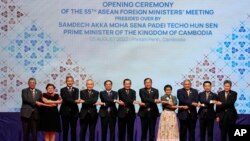 រូបថតជាក្រុម​នៃ​អ្នក​ចូលរួម​ក្នុង​កិច្ចប្រជុំ​រដ្ឋមន្ត្រី​ការបរទេស​អាស៊ាន​លើក​ទី ៥៥ នៅ​រាជធានីភ្នំពេញ ថ្ងៃទី ៣ ខែសីហា ឆ្នាំ២០២២។