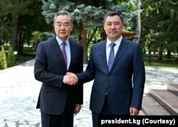 ប្រធានាធិបតី​កៀហ្ស៊ីស៊ីស្ថាន​លោក Sadyr Japarov (ស្តាំ) ជួប​ជាមួយ​រដ្ឋមន្ត្រី​ការបរទេស​ចិន​លោក Wang Yi នៅ​រដ្ឋធានីប៊ីស្កេក (Bishkek)ប្រទេស​កៀហ្ស៊ីស៊ីស្ថាន កាល​ពី​ថ្ងៃ​ទី​៣០ ខែ​កក្ដដា ឆ្នាំ​២០២២។
