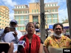 អ្នកស្រី ប្រាក់ សុភា ពលរដ្ឋរស់នៅជាប់បឹងតាមោក ដែលរងពាក្យបណ្តឹង​បានបញ្ជាក់ប្រាប់អ្នកសារព័ត៌មាន ក្រោយបញ្ចប់ការបំភ្លឺនៅក្នុងតុលាការទាក់ទងពីបទ រារាំង និងញុះញង់ បង្កើតសកម្មភាពអនាធិបតេយ្យតាមដងផ្លូវសាធារណៈ នៅថ្ងៃទី០២ ខែសីហា ឆ្នាំ២០២២។ (លាស់ លីបលីប/វីអូអេ)