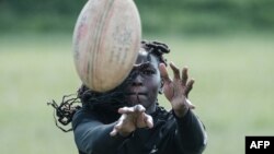 Au pays du ballon rond qui porte aux nues Samuel Eto'o et Rigobert Song, le ballon ovale, plus encore chez les femmes, peine à exister.