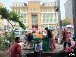 ប្រជាសហគមន៍សំរោងត្បូង អង្គុយជុំគ្នានៅទល់មុខសាលាដំបូងរាជធានីភ្នំពេញ រង់ចាំលើកទឹកចិត្តពលរដ្ឋ​ដែលចូលបំភ្លឺក្នុងតុលាការទាក់ទងពីបទ​រារាំង​និងញុះញង់ នៅថ្ងៃទី០២ ខែសីហា ឆ្នាំ២០២២។ (លាស់ លីបលីប/វីអូអេ)