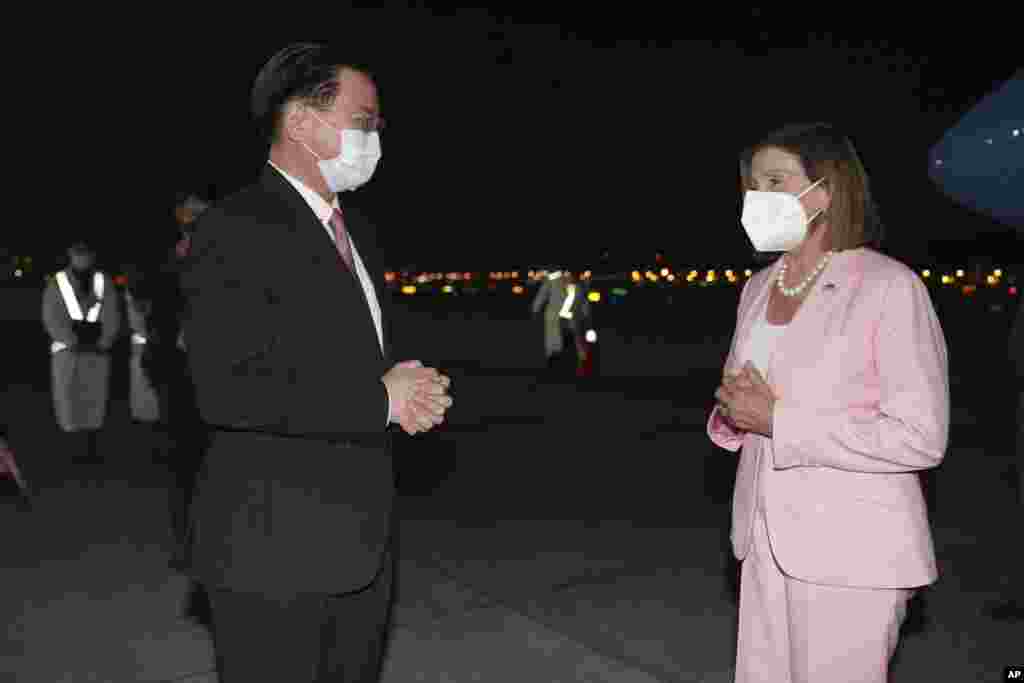 នៅ​ក្នុង​រូបថត​ផ្សាយ​ដោយ​ក្រសួង​ការបរទេស​តៃវ៉ាន់​នេះ ប្រធាន​រដ្ឋសភា​សហរដ្ឋ​អាមេរិក​លោកស្រី Nancy Pelosi (ស្តាំ) ត្រូវ​ស្វាគមន៍​ដោយ​លោក&nbsp;Joseph Wu រដ្ឋមន្ត្រី​ការបរទេស​តៃវ៉ាន់ (ឆ្វេង) ក្រោយ​លោកស្រី​បាន​ទៅ​ដល់​ទី​ក្រុង​តៃប៉ិ កោះតៃវ៉ាន់ កាល​ពី​ថ្ងៃ​ទី​២ ខែ​សីហា ឆ្នាំ​២០២២។