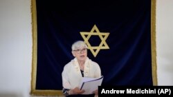 Rabi Barbara Aiello membacakan doa di sinagoga "Ner Tamid del Sud" (Cahaya Abadi dari Selatan) di Serrastretta, Italia selatan, Jumat, 8 Juli 2022. (Foto: AP/Andrew Medichini)