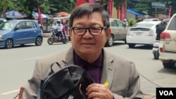 អនុប្រធាន​គណបក្ស​ភ្លើង​ទៀន​ លោក សុន ឆ័យ មក​ជួប​ក្រុម​អ្នក​គាំទ្រ​ បន្ទាប់​ពី​សវនាការ​លើក​ទី​ពីរ នៅ​ខាង​មុខ​សាលាដំបូង​រាជធានីភ្នំពេញ ក្នុង​រាជធានី​ភ្នំពេញ កាល​ពី​ថ្ងៃ​ទី១៥ ខែ​កក្កដា ឆ្នាំ​២០២២។ (ណឹម សុភ័ក្រ្តបញ្ញា/វីអូអេ)