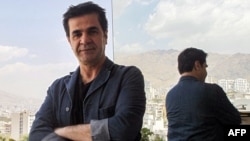 Pembuat film asal Iran, Jafar Panahi, berpose di sebuah balkoni di sebuah lokasi di Teheran, Iran, dalam wawancara dengan Agence France-Presse pada 30 Agustus 2010. (Foto: AFP/Atta Kenare)