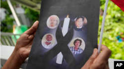 ពលរដ្ឋ​មីយ៉ាន់ម៉ា​ម្នាក់​ដែល​រស់​នៅ​ប្រទេស​ថៃ កាន់​រូបថត​នៃ​អ្នក​ទោស​នយោបាយ​​៤​រូប​ដែល​ត្រូវ​បាន​ប្រហារ​ជីវិត​នៅ​ប្រទេស​មីយ៉ាន់ម៉ា ក្នុង​​អំឡុង​បាតុកម្ម​មួយ​នៅ​ខាង​ក្រៅ​ស្ថានទូត​មីយ៉ាន់ម៉ា​នៅ​រាជធានី​បាងកក​ប្រទេស​ថៃ​ កាល​ពី​ថ្ងៃ​ទី​២៦ ខែ​កក្កដា​ ឆ្នាំ​២០២២។