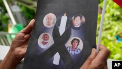 រូប​ឯកសារ៖ ពលរដ្ឋ​មីយ៉ាន់ម៉ា​ម្នាក់​ដែល​រស់​នៅ​ប្រទេស​ថៃ កាន់​រូបថត​នៃ​អ្នក​ទោស​នយោបាយ​​៤​រូប​ដែល​ត្រូវ​បាន​ប្រហារ​ជីវិត​នៅ​ប្រទេស​មីយ៉ាន់ម៉ា ក្នុង​​អំឡុង​បាតុកម្ម​មួយ​នៅ​ខាង​ក្រៅ​ស្ថានទូត​មីយ៉ាន់ម៉ា​នៅ​រាជធានី​បាងកក​ប្រទេស​ថៃ​ កាល​ពី​ថ្ងៃ​ទី​២៦ ខែ​កក្កដា​ ឆ្នាំ​២០២២។