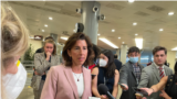 美国商务部长雷蒙多2022年7月13日赴国会参议院进行简报会后接受媒体采访。雷蒙多敦促议员尽快通过大型技术投资法案，为美国半导体制造业提供资金。（美国之音记者李逸华摄）