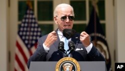 신종 코로나바이러스 감염증 완치 판정을 받은 조 바이든 미국 대통령이 27일 백악관에서 연설에 앞서 마스크를 벗고 있다.