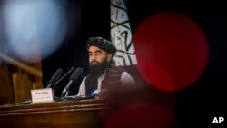 Juru bicara pemerintah Taliban Zabihullah Mujahid memberikan konferensi pers di Kabul, Afghanistan, 21 September 2021. China mengatakan pada Selasa (5/12) bahwa pemerintah Taliban di Afghanistan perlu melakukan reformasi politik. (Foto: AP)