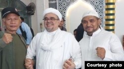 Mantan pemimpin kelompok Front pembela Islam (FPI) Rizieq Shihab (tengah) berpose bersama dengan tokoh pentolan FPI lainnya Novel Bamukmin (kanan) di kediamannya di Jakarta, sesaat setelah dibebaskan pada 20 Juli 2022. (Foto: Courtesy of Novel Bamukmin)