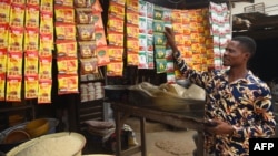 "Depuis des années, je propose des sachets à la vente, mais récemment les gens n'ont plus les moyens d'acheter en quantité normale, donc je vends plus que ça", explique un vendeur de Lagos.