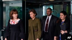 볼로디미르 젤렌스키 우크라이나 대통령 부인 올레나 젤렌스카(왼쪽 두번째) 여사가 18일 미국 워싱턴 D.C. 시내 국무부 청사에서 토니 블링컨 장관을 면담한 뒤 청사를 나서고 있다. 맨 오른쪽은 옥사나 마르카로바 미국 주재 우크라이나 대사.