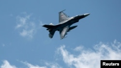 지난 5월 일본 도쿄 인근 고템바의 히가시 후지 훈련장에서 열린 육상자위대 실사격 훈련에서 F-2 전투기가 비행하고 있다.