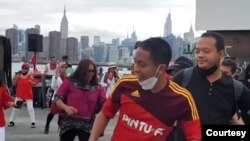 Pengunjung Pasar Senggol 2021 di Kota New York, Menari Poco-Poco.
