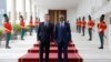 Le président français Emmanuel Macron (à gauche) pose avec le président béninois Patrice Talon (à droite) lors d'une visite officielle au palais présidentiel de Cotonou le 27 juillet 2022.