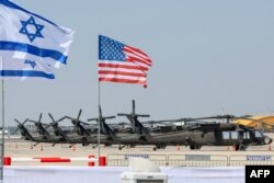 Helikopter Black Hawk Angkatan Darat AS terlihat di Bandara Ben Gurion Israel di Lod dekat Tel Aviv, pada 12 Juli 2022, menjelang kunjungan Presiden AS Joe Biden. (Foto: AFP)