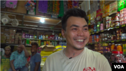 十多年前到霍尼亚拉开店的广东江门人胡荣富 （美国之音记者莉雅、久岛拍摄）