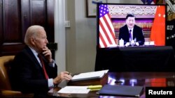 រូបឯកសារ៖ ប្រធានាធិបតី​សហរដ្ឋ​អាមេរិក លោក Joe Biden និយាយ​ជាមួយ​នឹង​ប្រធានាធិបតី​ចិន​ លោក Xi Jinping ពី​សេតវិមាន​​ក្នុង​រដ្ឋធានី​វ៉ាស៊ីនតោន កាល​ពី​ថ្ងៃទី ១៥ ខែវិច្ឆិកា ឆ្នាំ២០២១។