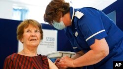 Margaret Keenan, lansia berusia 91 tahun, menerima suntikan booster COVID-19 (foto: ilustrasi). 