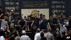 Pendukung ulama Syiah Irak Muqtada al-Sadr masih terus melanjutkan aksi duduk di parlemen di Baghdad (foto: dok). 