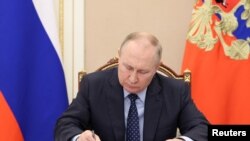 Presiden Rusia Vladimir Putin memimpin sebuah rapat virtual dengan sejumlah anggota pemerintahannya di Kremlin, Moskow, Rusia, pada 8 Juli 2022. (Foto: Kremlin via Reuters/Sputnik/Mikhail Klimentyev)