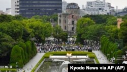 资料照：日本广岛和平公园。2022年8月6日，人们在这个公园举行原子弹袭击77周年纪念活动。