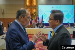 박진(오른쪽) 한국 외교장관과 세르게이 라브로프 러시아 외무장관이 5일 캄보디아 프놈펜에서 환담하고 있다. (한국 외교부 제공)