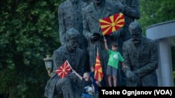 Пред утрешната седница на Собрание, аналитичари за Гласот на Америка зборуваат за можниот исход 