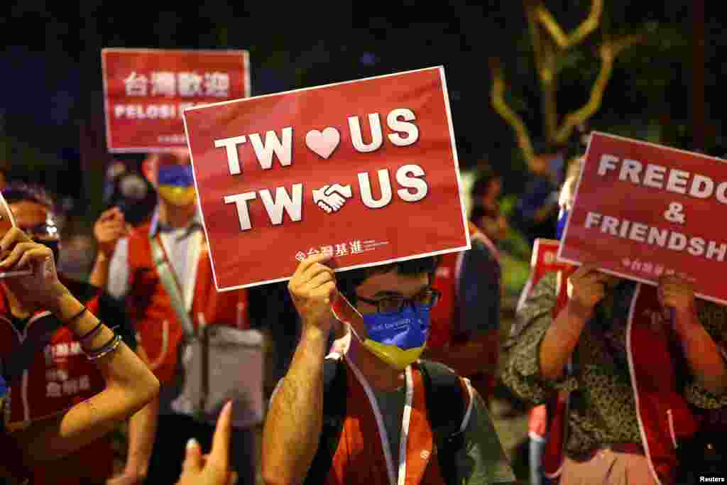 បាតុករ​ក្នុង​ទី​ក្រុង​តៃប៉ិ ​កាន់​បដា​​​​គាំទ្រ​ដំណើរ​ទស្សនកិច្ច​របស់​ប្រធាន​រដ្ឋសភា​សហរដ្ឋ​អាមេរិក​លោកស្រី Nancy Pelosi ទៅ​កាន់​កោះ​តៃវ៉ាន់ កាល​ពី​ថ្ងៃ​ទី​២ ខែ​សីហា ឆ្នាំ​២០២២។