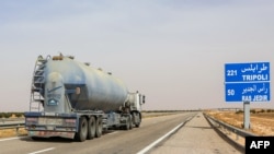 Un camion-citerne de carburant roule le long de l'autoroute internationale reliant la ville de Ben Guerdane, dans le sud de la Tunisie, à la Libye, le 4 juin 2021.