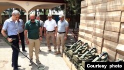 Fransa səfiri ANAMA-ya minaaxtaran detektor bağışlayır (Foto ANAMA-dır