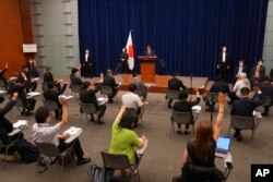 Perdana Menteri Jepang Fumio Kishida, tengah, menyampaikan pidato di kediaman resminya di Tokyo, 14 Juli 2022. (Foto: via AP)