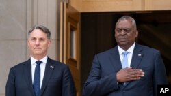 Menteri Pertahanan AS Lloyd Austin (kanan) berdiri bersama Wakil Perdana Menteri Australia Richard Marles, yang juga merupakan Menteri Pertahanan Australia, dalam acara sambutan kunjungan Marles ke Pentagon, Washington, pada 13 Juli 2022. (Foto: AP/Alex Brandon)