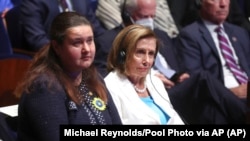 Oksana Markarova, Dubes Ukraina untuk AS (kiri) bersama anggota DPR AS Nancy Pelosi (foto: dok).